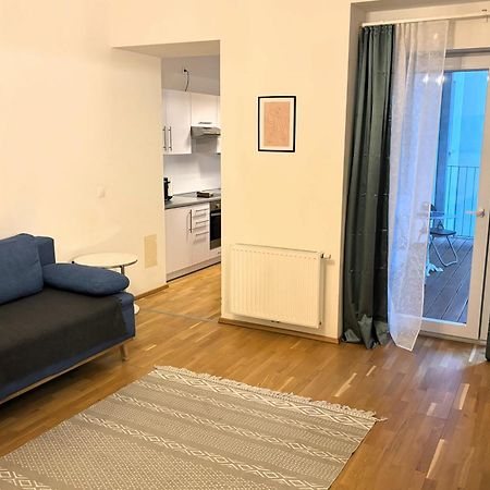 Casa Nostra - Ruhige Stadtwohnung Mit Balkon Wina Bagian luar foto